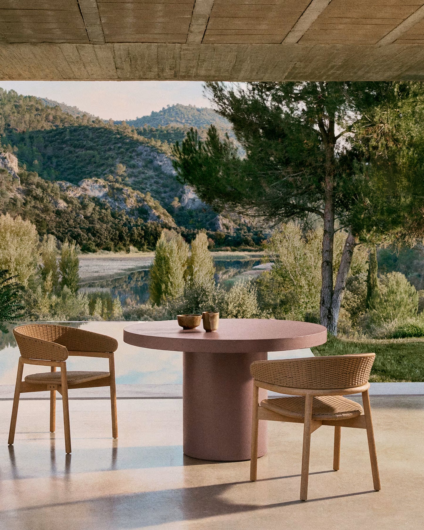 Circle dining table