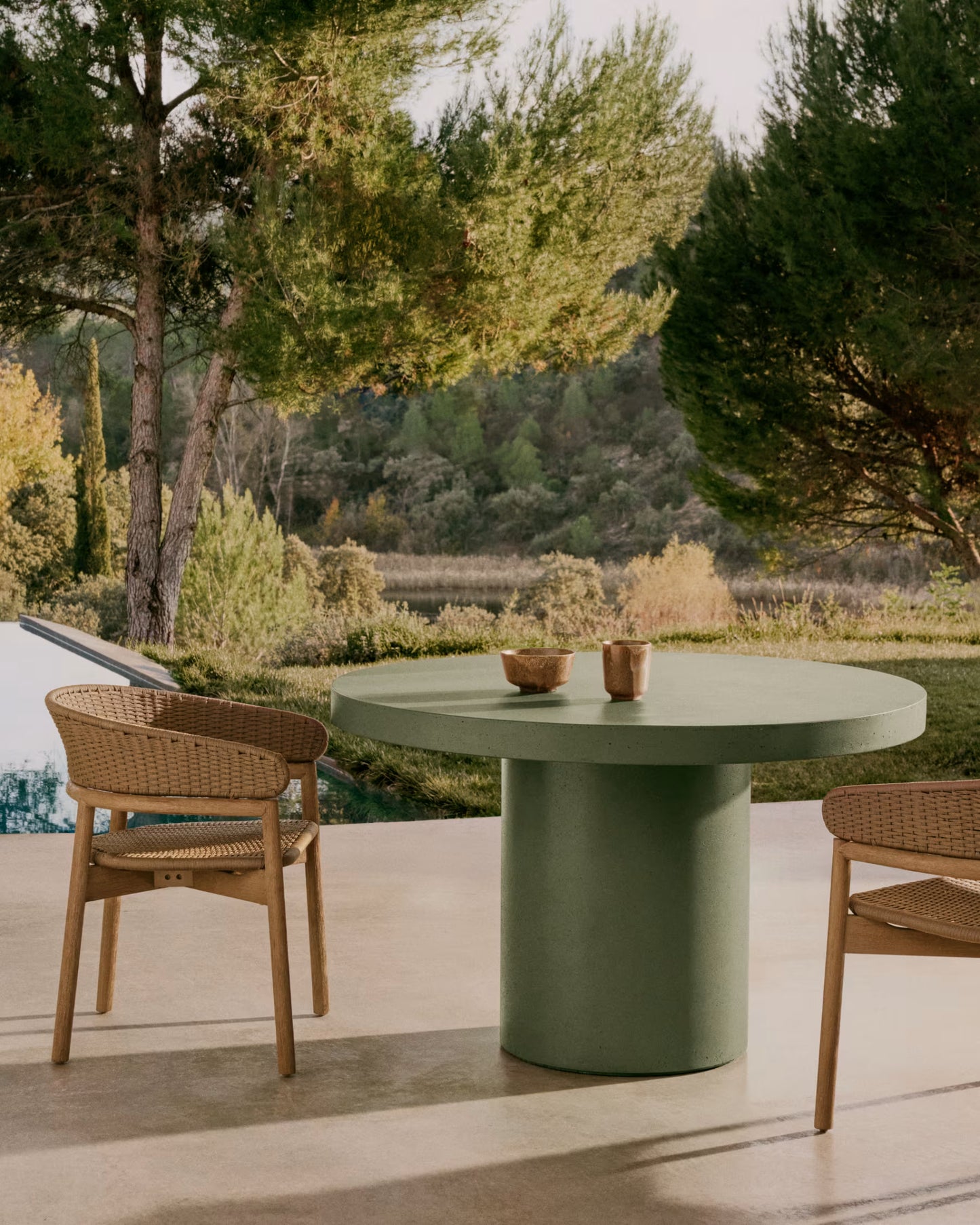 Circle dining table