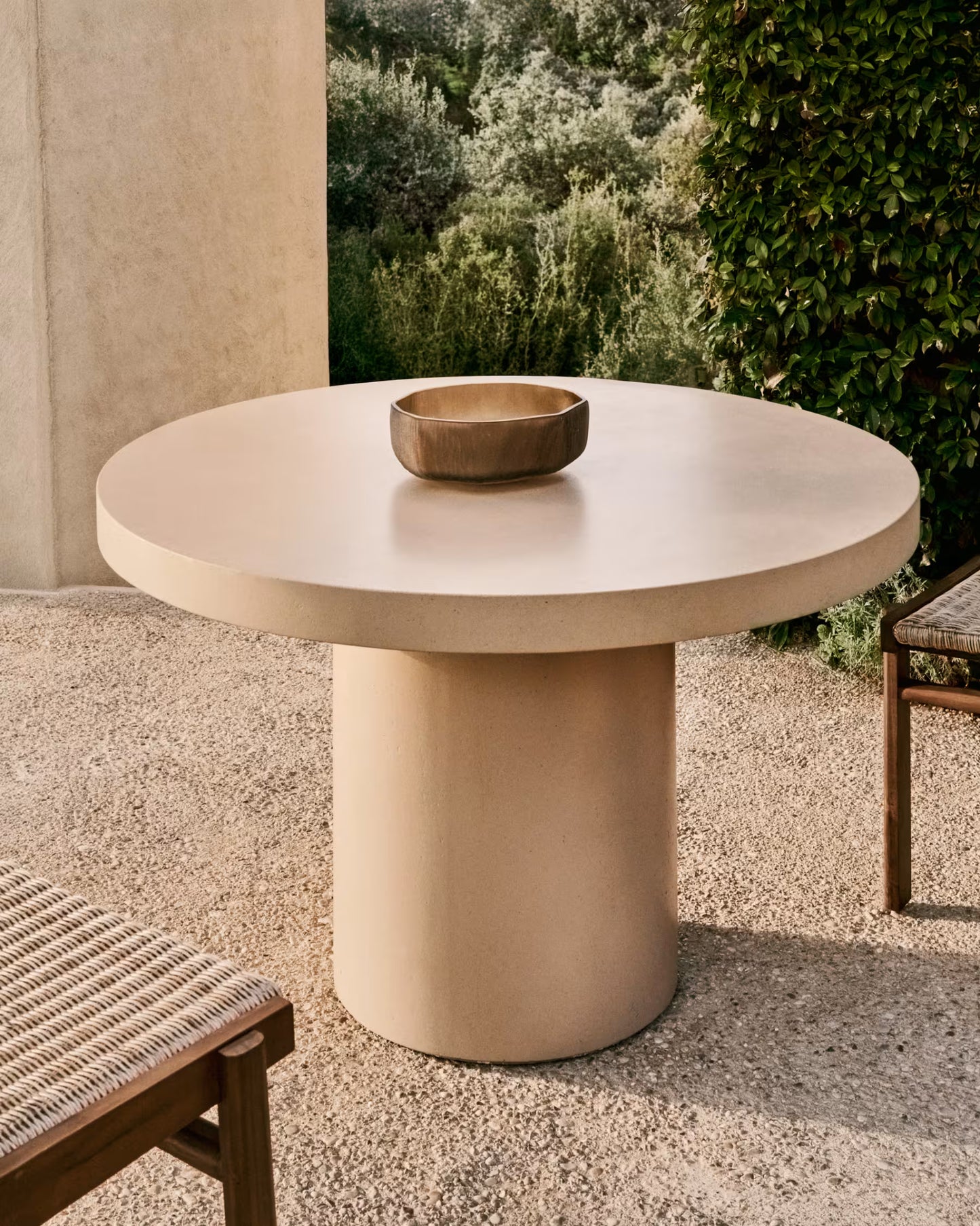Circle dining table