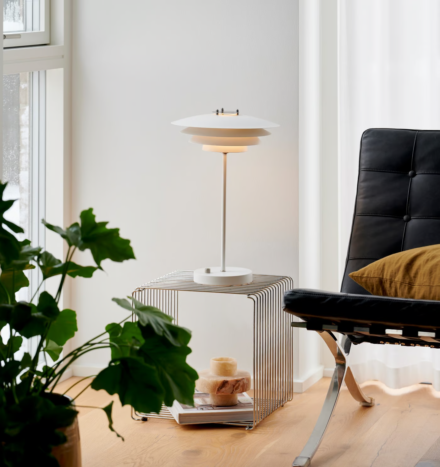 Bretagne table lamp: white
