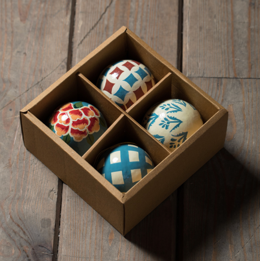 Set of 4 charming Christmas balls