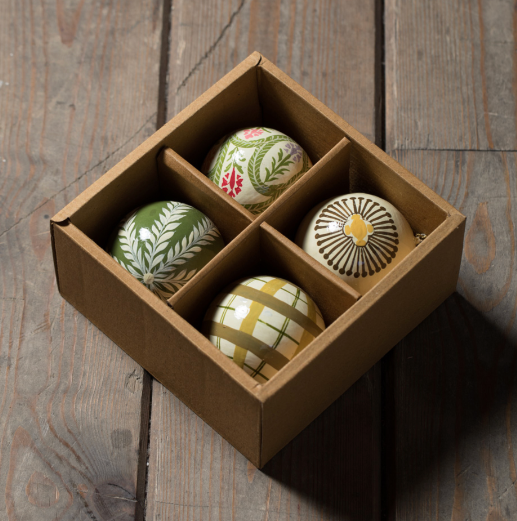 Set of 4 charming Christmas balls