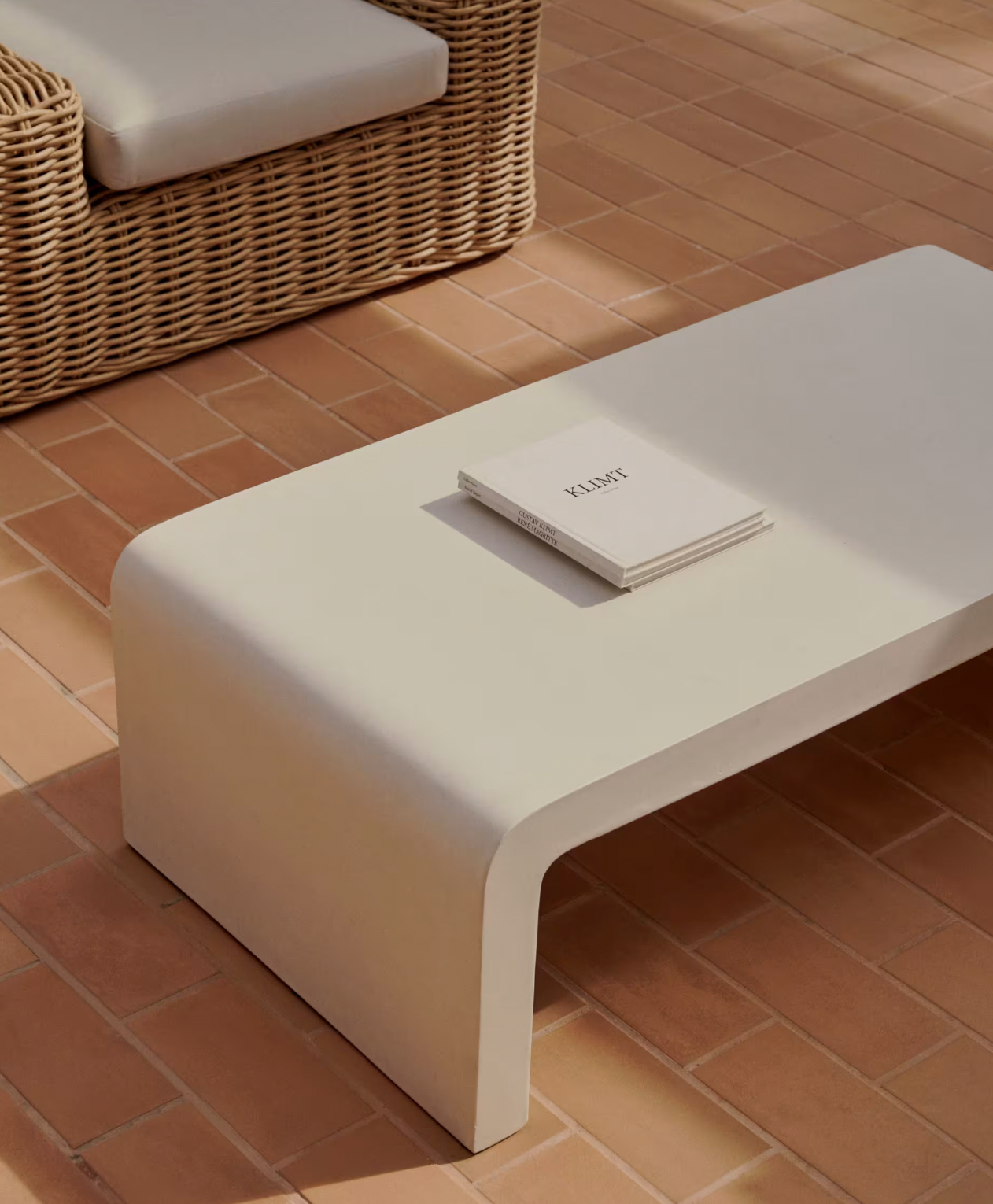 Circle coffee table 135x65 cm