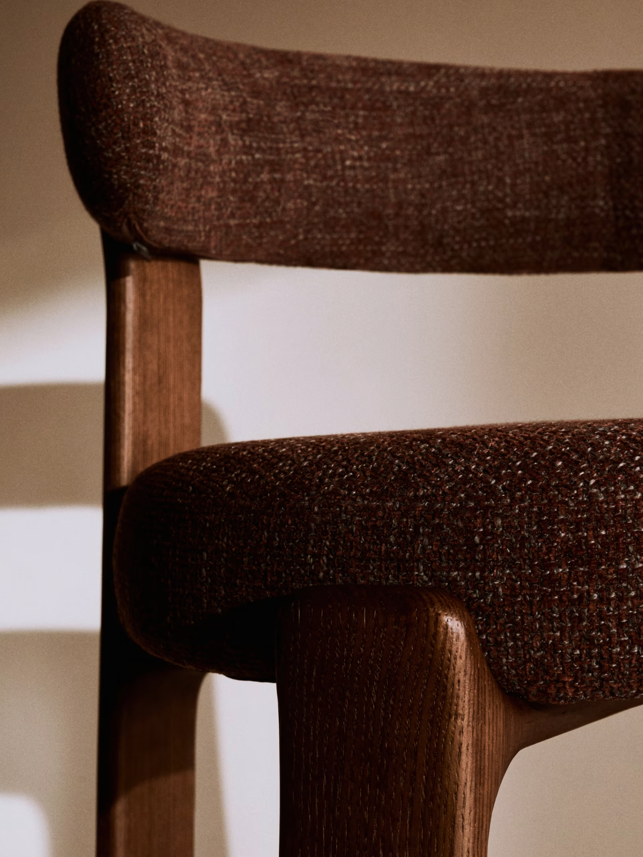 Circle high chair with armrests