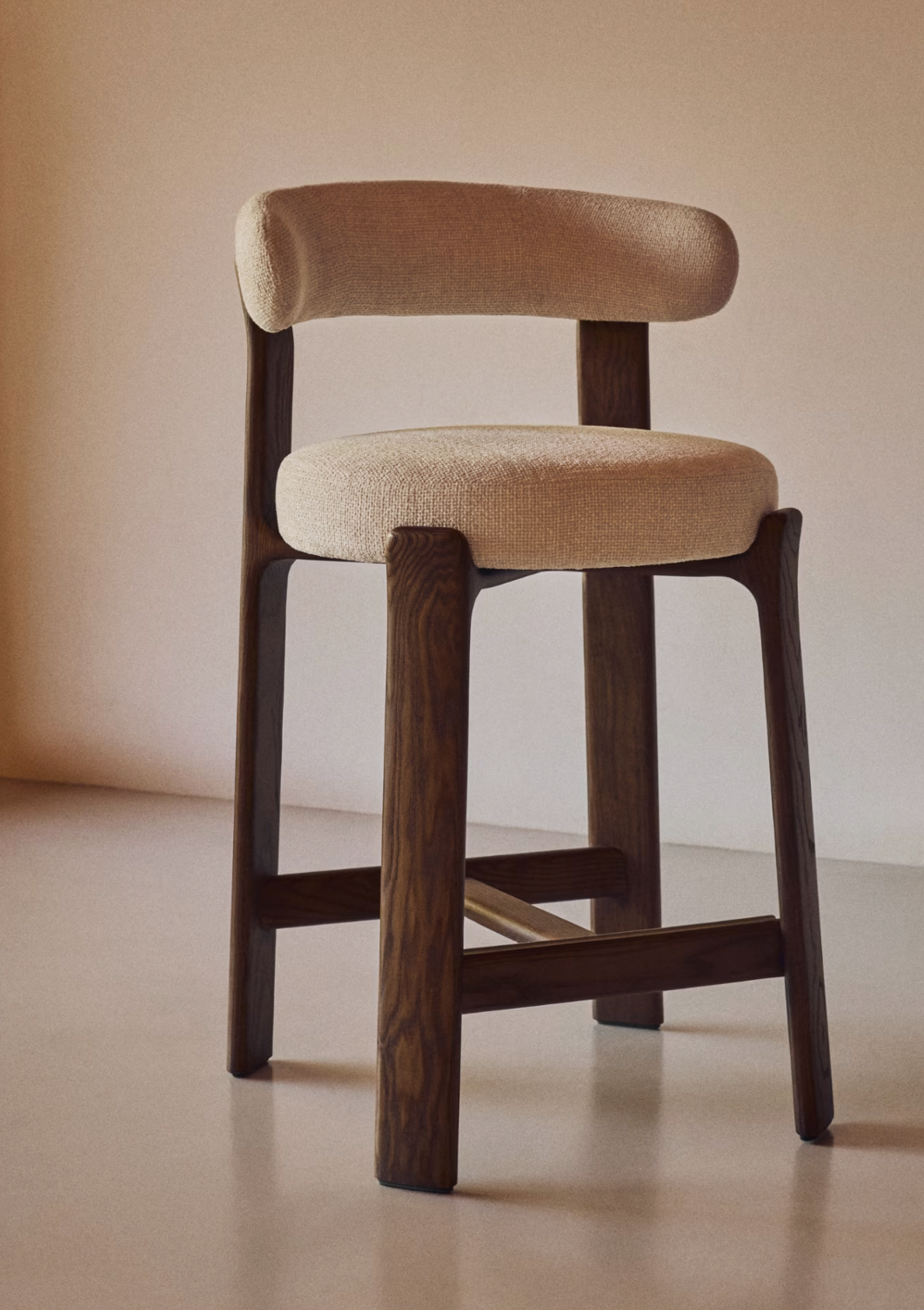 Circle high chair with armrests