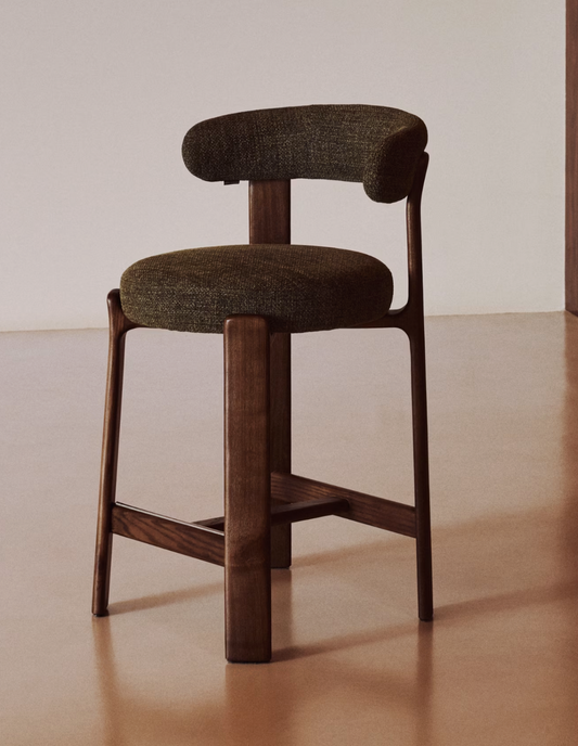 Circle high chair with armrests