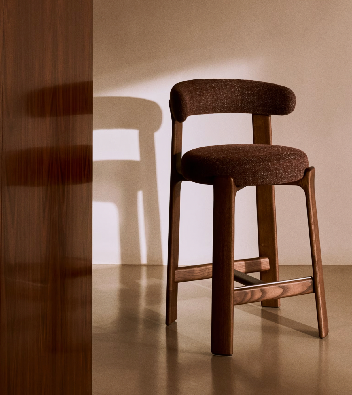 Circle high chair with armrests